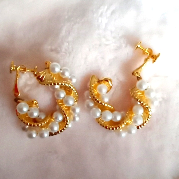 FAUX PEARL AND GOLD TONE METAL NON PIERCED HOOP EARRINGS - Picture 2 of 4